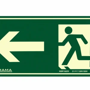 Placa de saída à esquerda, fotoluminescente 14 x 24 cm com 2,00 mm de espessura, fabricada em PVC antichamas e conforme ABNT NBR 16820.